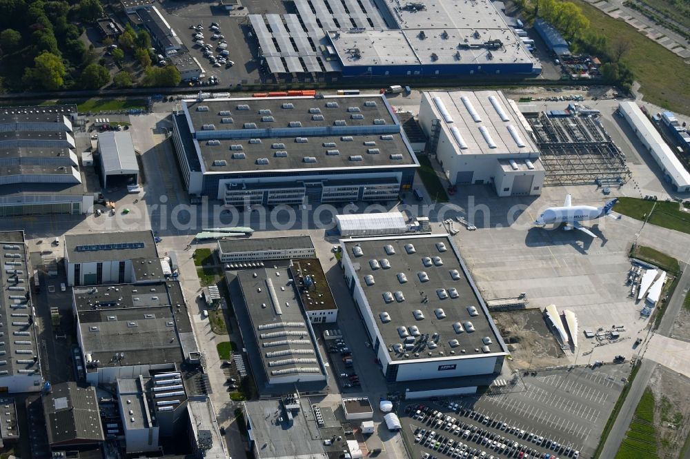 Bremen from the bird's eye view: Building and production halls on the premises of Airbus SE on Airbus-Allee in the district Neustadt in Bremen, Germany