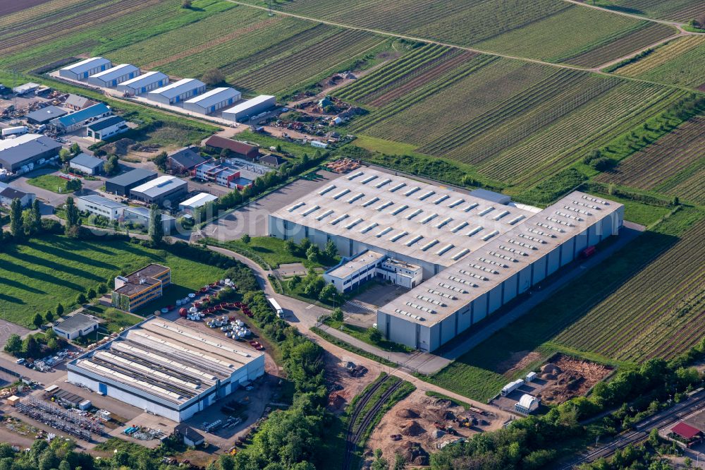 Aerial photograph Edenkoben - Building and production halls on the premises of ArcelorMittal SSC Deutschland GmbH on street Arcelor Mittal-Strasse in Edenkoben in the state Rhineland-Palatinate, Germany