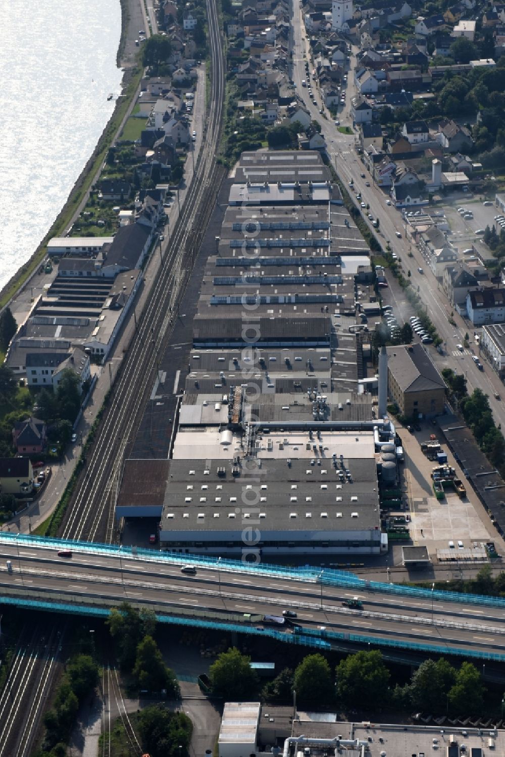 Weißenthurm from the bird's eye view: Building and production halls on the premises of Ardagh Metal Packaging Germany GmbH on Bahnhofstrasse in Weissenthurm in the state Rhineland-Palatinate, Germany