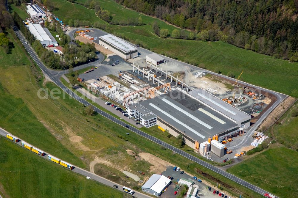 Aerial photograph Netphen - Building and production halls on the premises of Bauunternehmung GUeNTHER GmbH on Sohlstaettenweg in the district Helgersdorf in Netphen in the state North Rhine-Westphalia, Germany