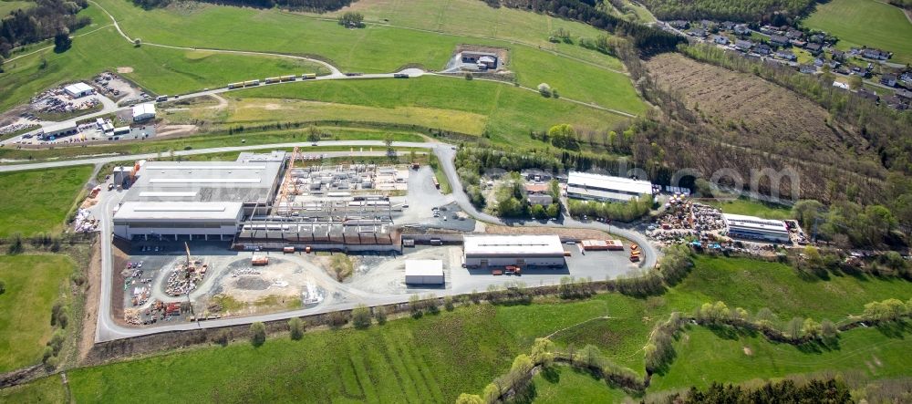 Netphen from the bird's eye view: Building and production halls on the premises of Bauunternehmung GUeNTHER GmbH on Sohlstaettenweg in the district Helgersdorf in Netphen in the state North Rhine-Westphalia, Germany