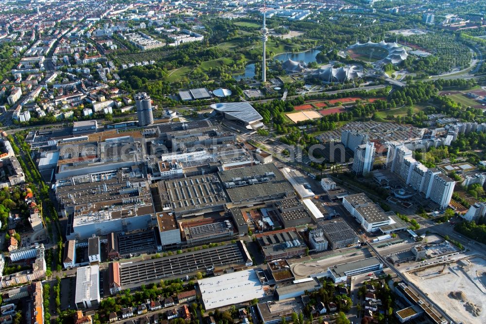 Aerial image München - Buildings and production halls on the premises of the Bayerische Motoren Werke Aktiengesellschaft on the Petuelring in the district of Milbertshofen-Am Hart in Munich in the state Bavaria, Germany