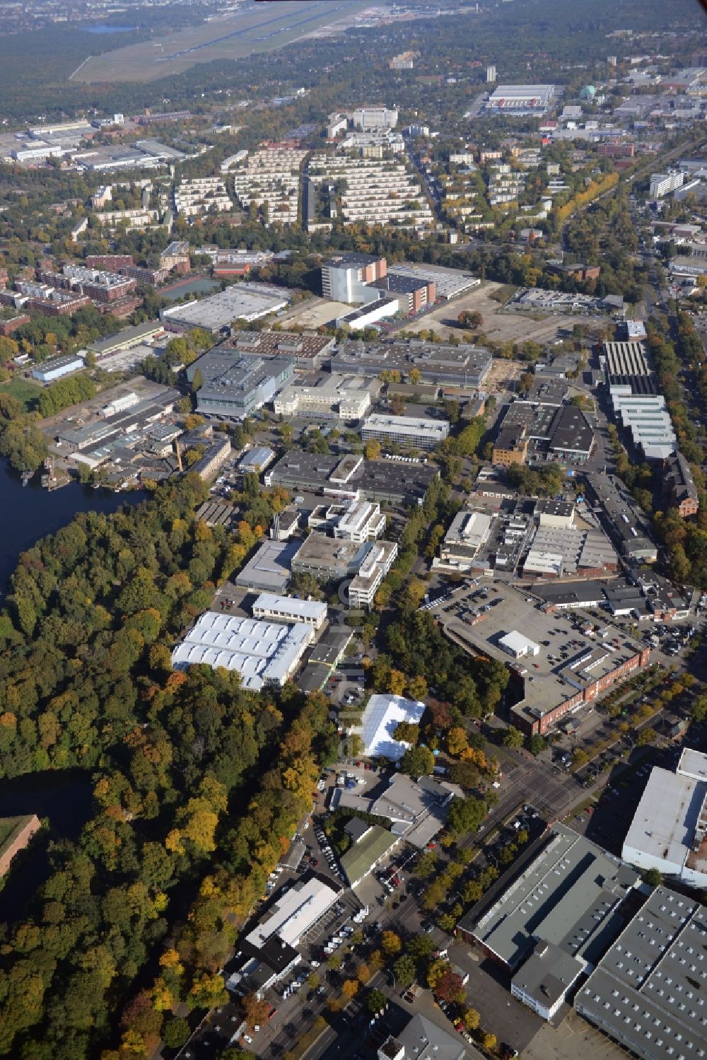 Aerial photograph Berlin - View of the BMW factory in the district of Spandau in Berlin