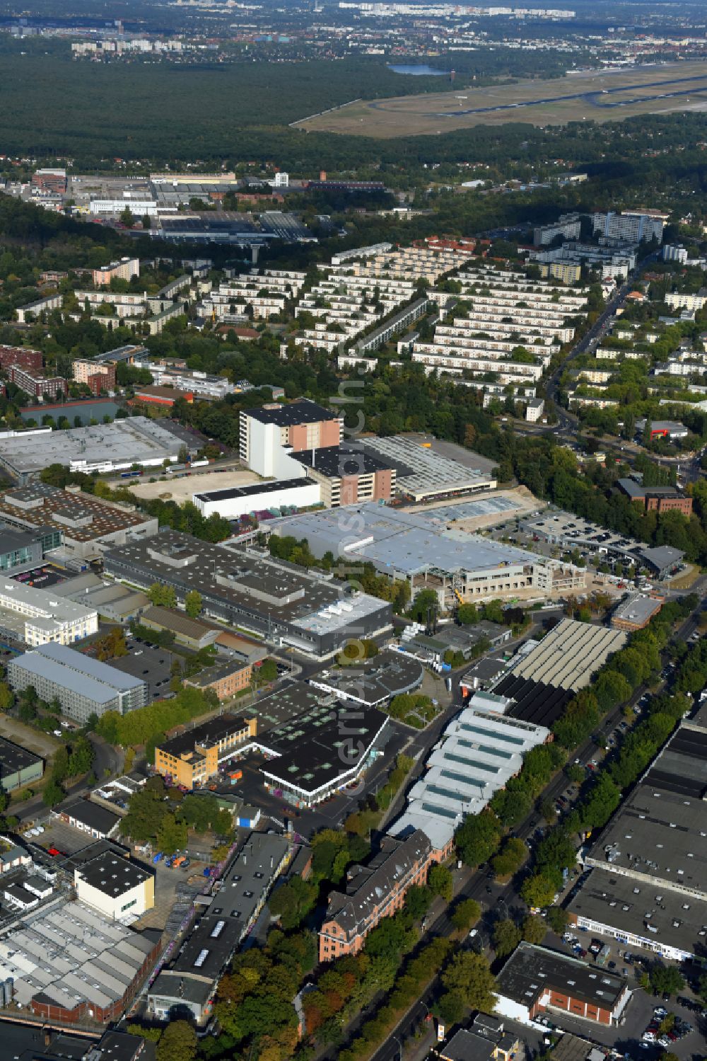 Aerial photograph Berlin - Factory area of the Bayerische Motoren Werke of BMW AG motorcycle plant at the Juliusturm in the district of Spandau in Berlin, Germany