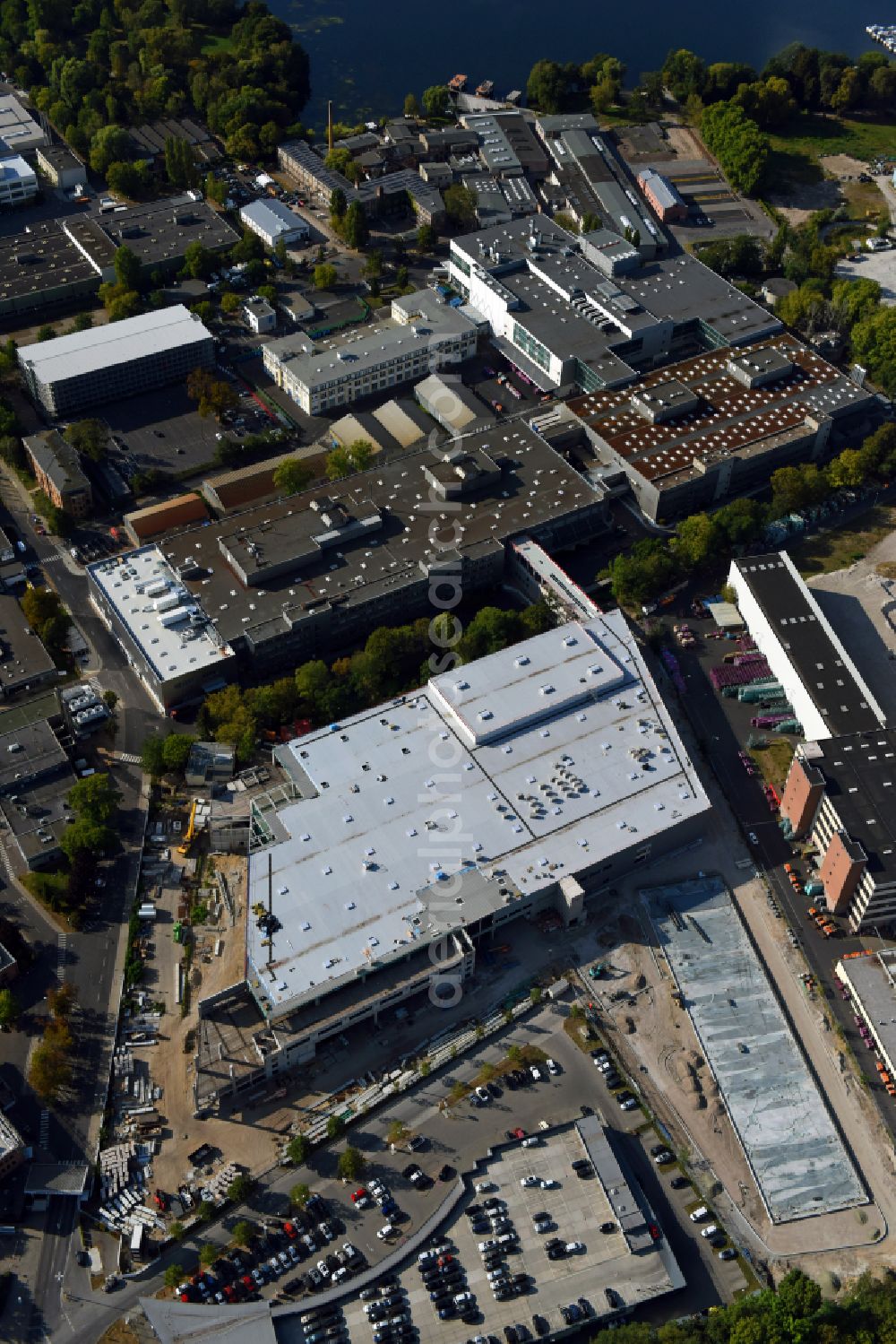 Aerial photograph Berlin - Factory area of the Bayerische Motoren Werke of BMW AG motorcycle plant at the Juliusturm in the district of Spandau in Berlin, Germany