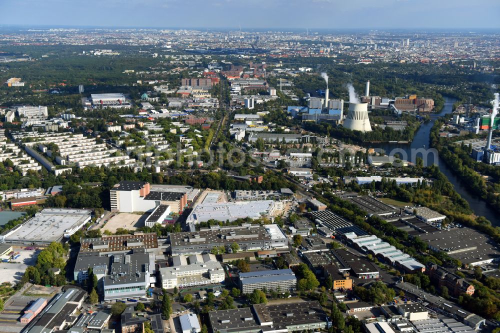 Aerial photograph Berlin - Factory area of the Bayerische Motoren Werke of BMW AG motorcycle plant at the Juliusturm in the district of Spandau in Berlin, Germany