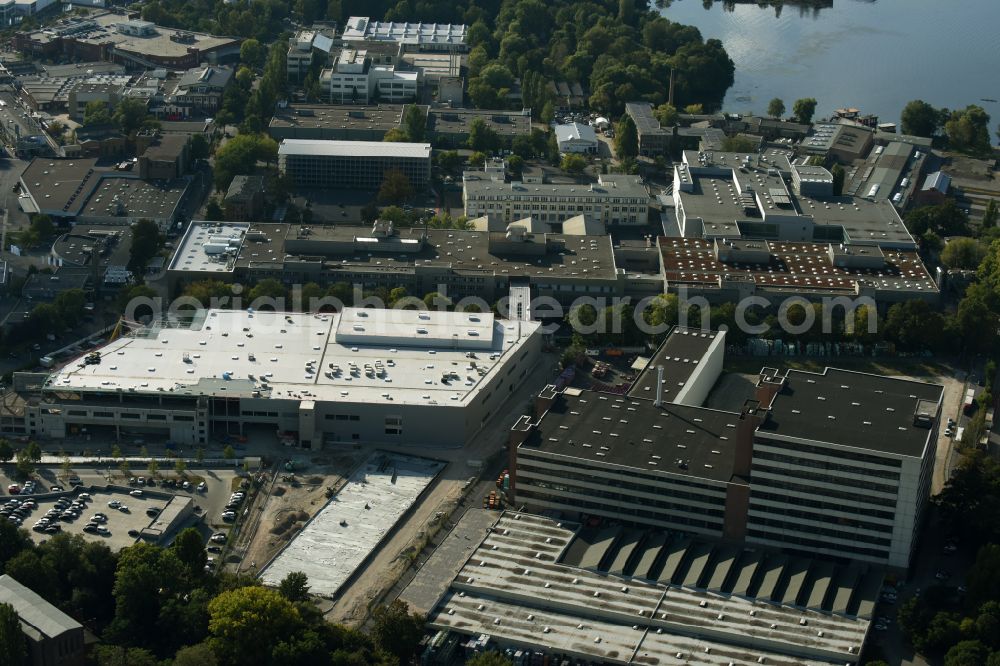 Aerial photograph Berlin - Factory area of the Bayerische Motoren Werke of BMW AG motorcycle plant at the Juliusturm in the district of Spandau in Berlin, Germany