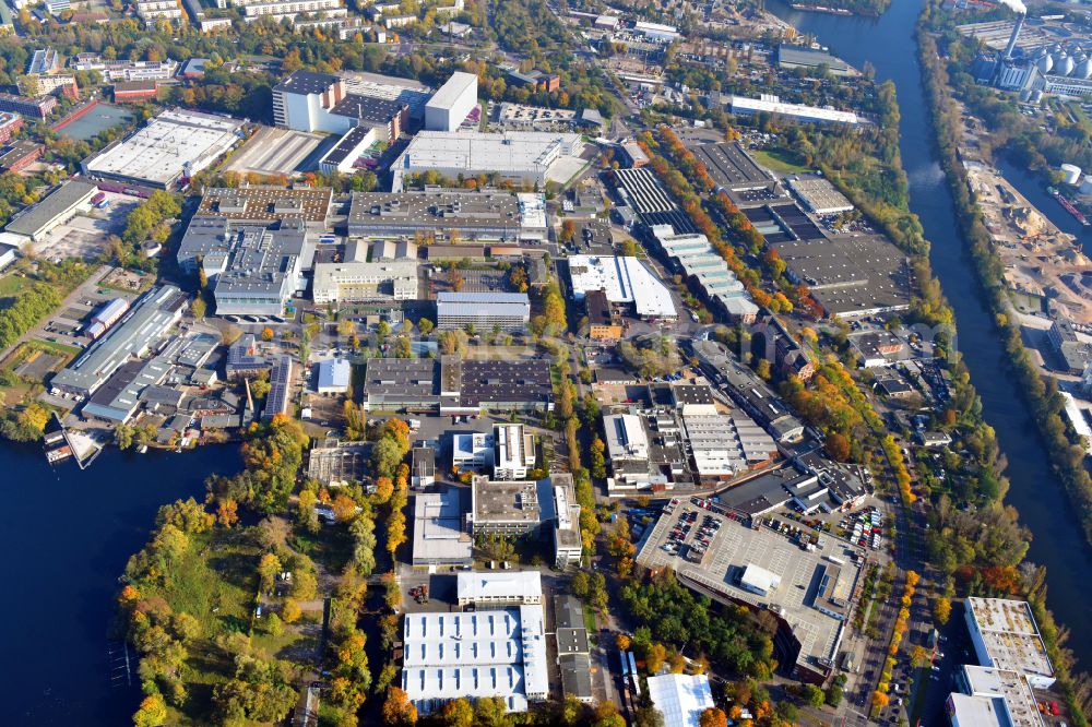 Aerial photograph Berlin - Factory area of the Bayerische Motoren Werke of BMW AG motorcycle plant at the Juliusturm in the district of Spandau in Berlin, Germany