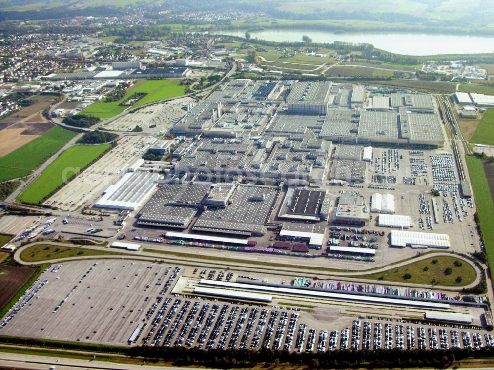 Aerial photograph Dingolfing - Building and production halls on the premises of BMW facility in Dingolfing in the state Bavaria