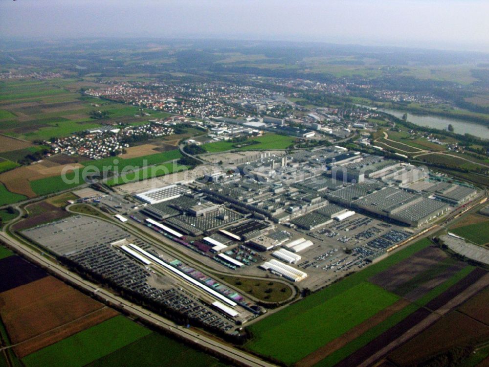 Aerial photograph Dingolfing - Building and production halls on the premises of BMW facility in Dingolfing in the state Bavaria