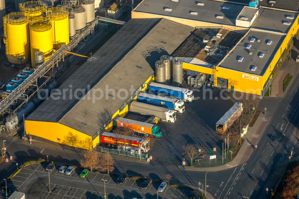 Aerial photograph Hamm - Buildings and production halls on the factory premises of Broekelmann + Co., Oelmuehle und Verwaltungs-GmbH on Hafenstrasse in Hamm in the state North Rhine-Westphalia, Germany