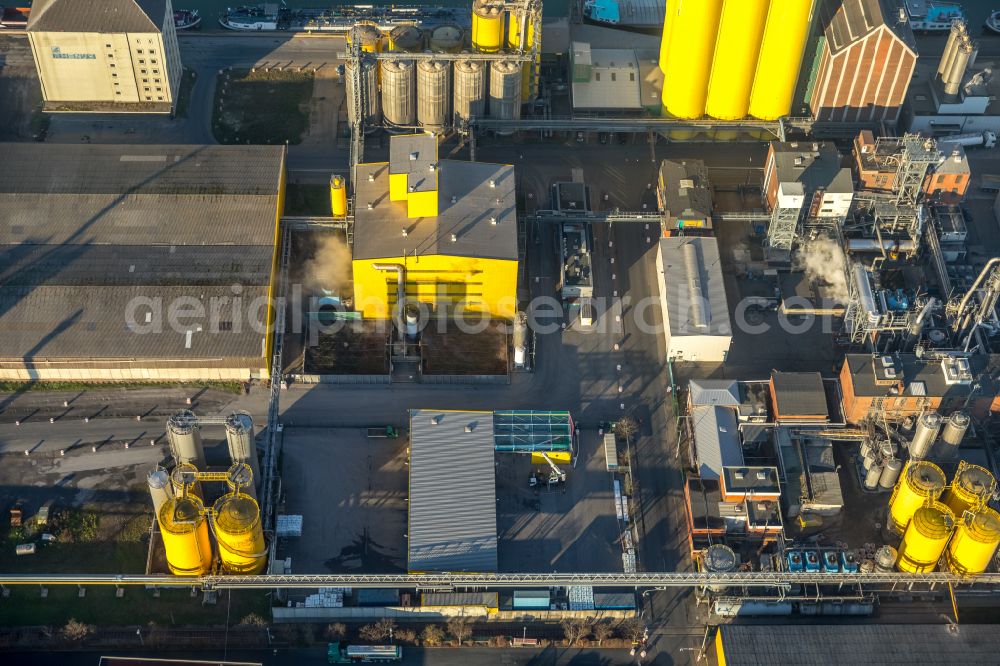 Hamm from the bird's eye view: Buildings and production halls on the factory premises of Broekelmann + Co., Oelmuehle und Verwaltungs-GmbH on Hafenstrasse in Hamm in the state North Rhine-Westphalia, Germany