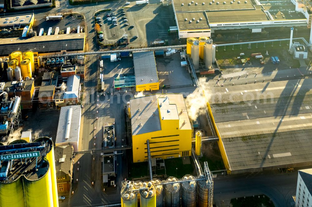 Hamm from above - Buildings and production halls on the factory premises of Broekelmann + Co., Oelmuehle und Verwaltungs-GmbH on Hafenstrasse in Hamm in the state North Rhine-Westphalia, Germany