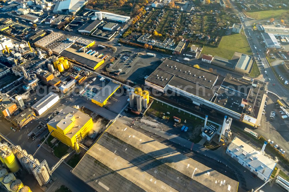 Hamm from the bird's eye view: Buildings and production halls on the factory premises of Broekelmann + Co., Oelmuehle und Verwaltungs-GmbH on Hafenstrasse in Hamm in the state North Rhine-Westphalia, Germany