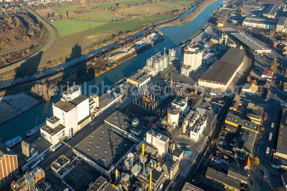 Aerial photograph Hamm - Buildings and production halls on the factory premises of Broekelmann + Co., Oelmuehle und Verwaltungs-GmbH on Hafenstrasse in Hamm in the state North Rhine-Westphalia, Germany