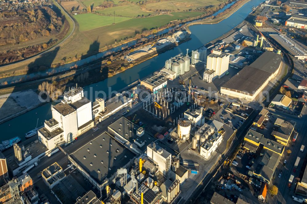 Hamm from above - Buildings and production halls on the factory premises of Broekelmann + Co., Oelmuehle und Verwaltungs-GmbH on Hafenstrasse in Hamm in the state North Rhine-Westphalia, Germany