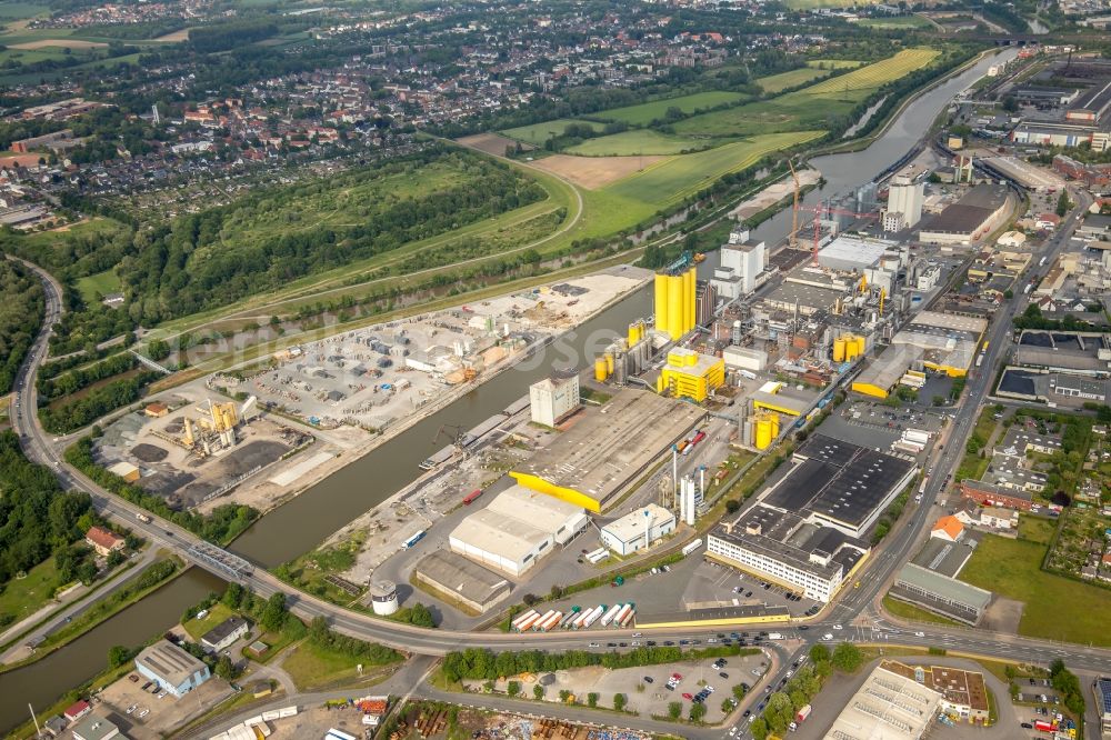 Hamm from the bird's eye view: Building and production halls on the premises of of Broekelmann + Co Oelmuehle GmbH + Co on Hafenstrasse in Hamm in the state North Rhine-Westphalia, Germany