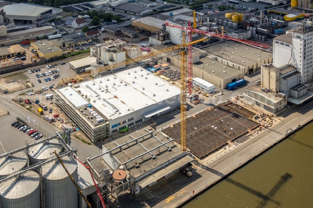 Hamm from the bird's eye view: Building and production halls on the premises of of Broekelmann + Co Oelmuehle GmbH + Co on Hafenstrasse in Hamm in the state North Rhine-Westphalia, Germany