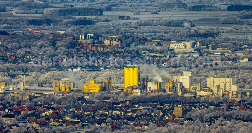 Hamm from the bird's eye view: Buildings and production halls on the factory premises of Broekelmann + Co., Oelmuehle und Verwaltungs-GmbH on Hafenstrasse in Hamm in the state North Rhine-Westphalia, Germany