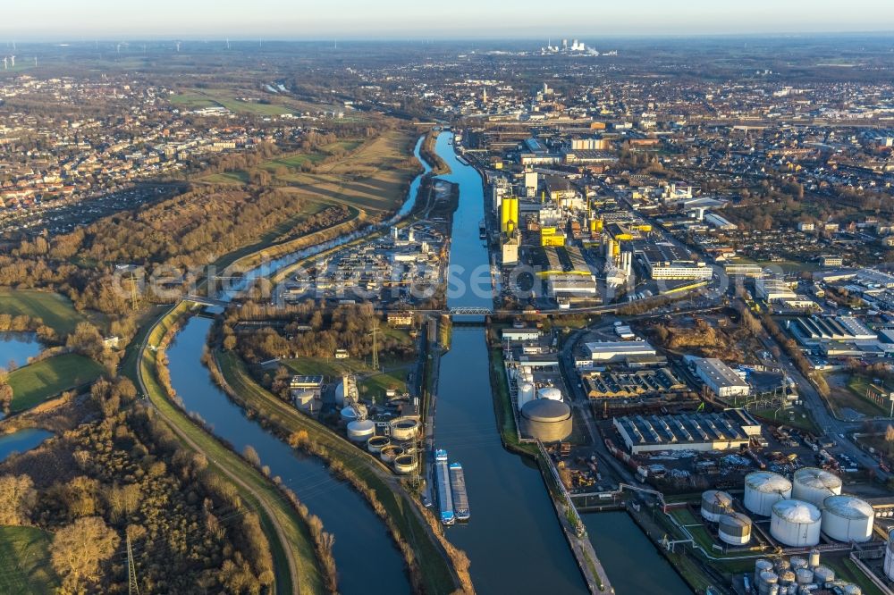 Hamm from the bird's eye view: Building and production halls on the premises of of Broekelmann + Co a?? Oelmuehle GmbH + Co on Hafenstrasse in Hamm in the state North Rhine-Westphalia, Germany