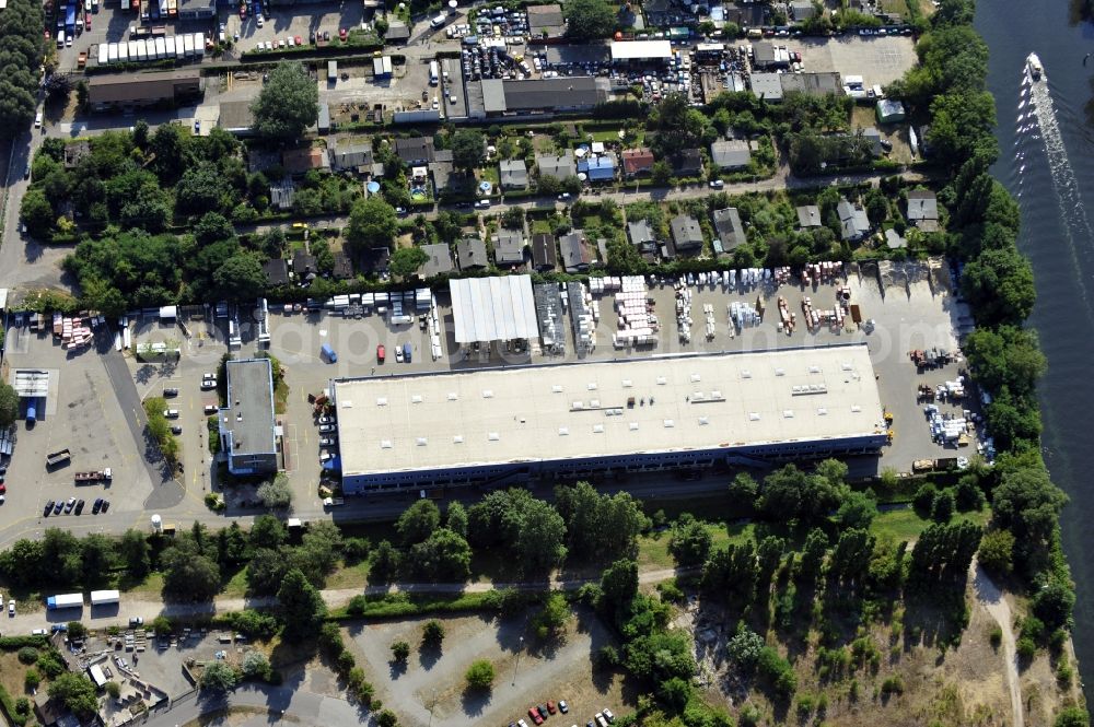 Aerial photograph Berlin - Building and production halls on the premises of Baethge Baustoffe GmbH & Co. KG Am Juliusturm in the district Spandau in Berlin, Germany