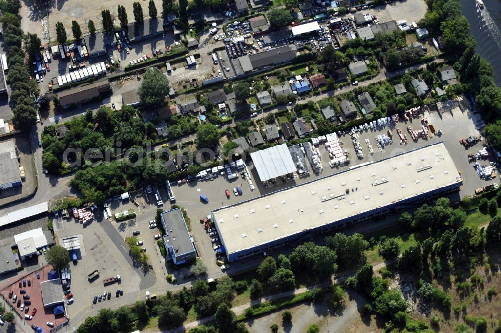 Berlin from the bird's eye view: Building and production halls on the premises of Baethge Baustoffe GmbH & Co. KG Am Juliusturm in the district Spandau in Berlin, Germany