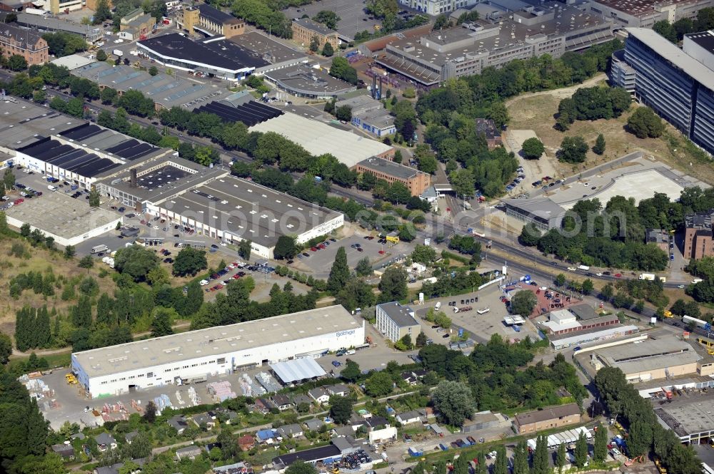 Aerial image Berlin - Building and production halls on the premises of Baethge Baustoffe GmbH & Co. KG Am Juliusturm in the district Spandau in Berlin, Germany