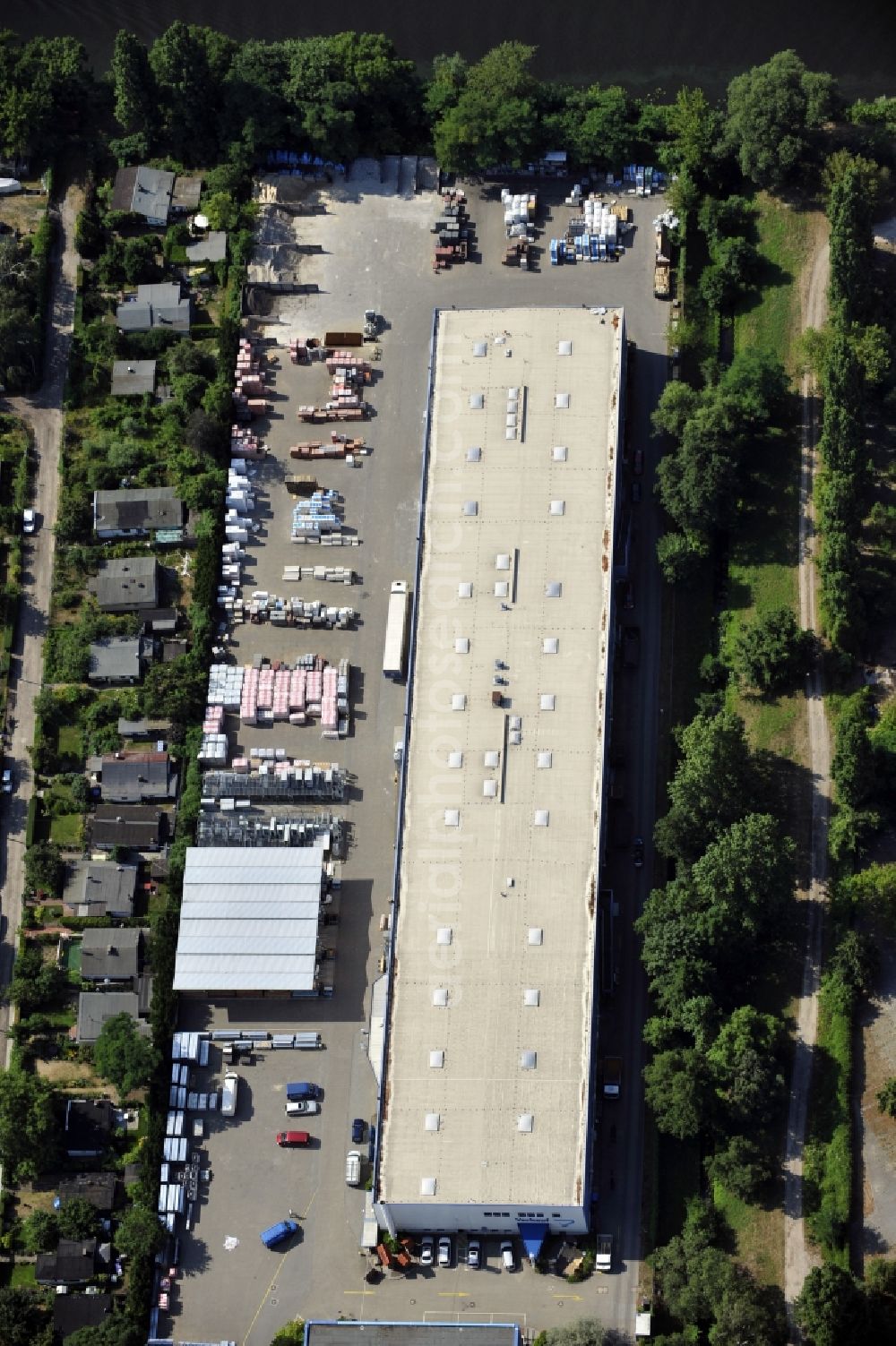 Berlin from the bird's eye view: Building and production halls on the premises of Baethge Baustoffe GmbH & Co. KG Am Juliusturm in the district Spandau in Berlin, Germany