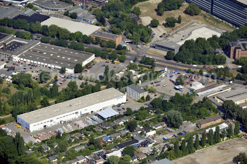 Aerial image Berlin - Building and production halls on the premises of Baethge Baustoffe GmbH & Co. KG Am Juliusturm in the district Spandau in Berlin, Germany