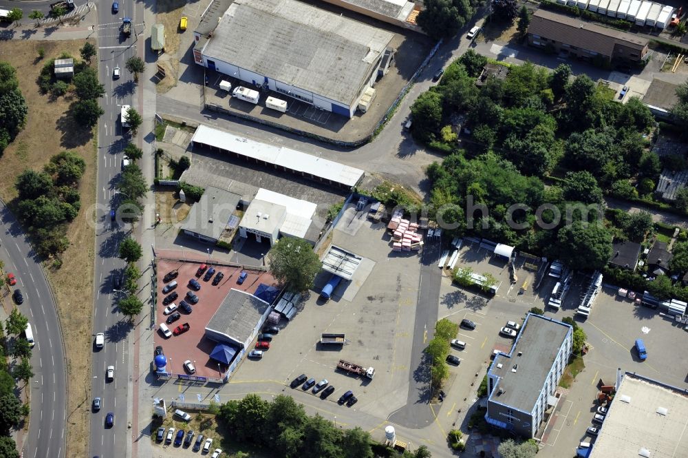 Aerial photograph Berlin - Building and production halls on the premises of Baethge Baustoffe GmbH & Co. KG Am Juliusturm in the district Spandau in Berlin, Germany