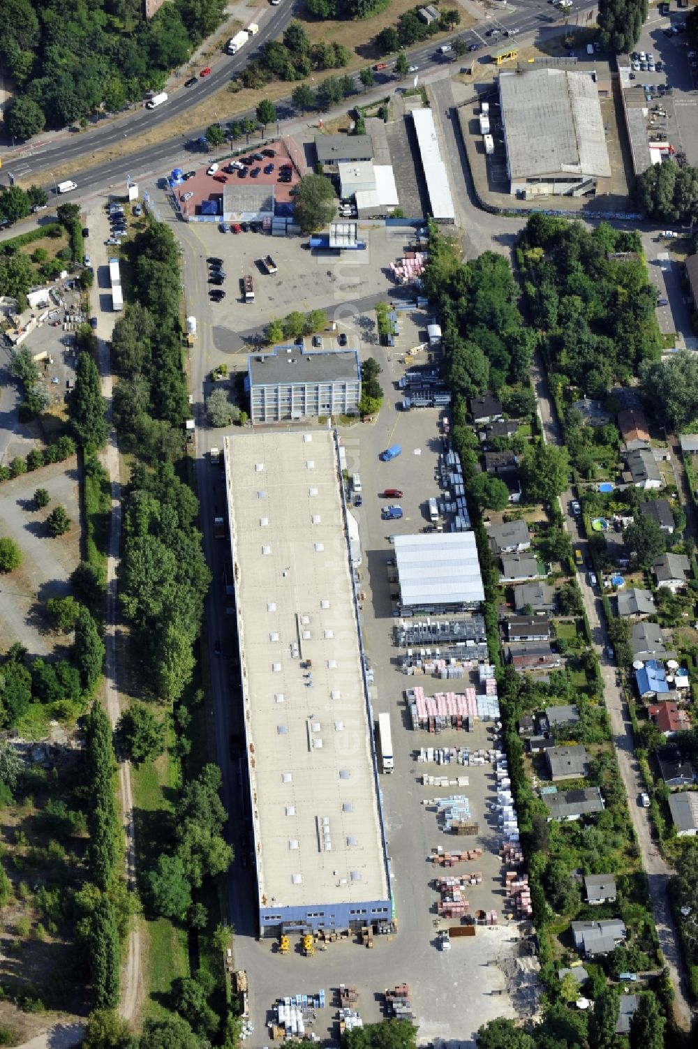 Aerial image Berlin - Building and production halls on the premises of Baethge Baustoffe GmbH & Co. KG Am Juliusturm in the district Spandau in Berlin, Germany