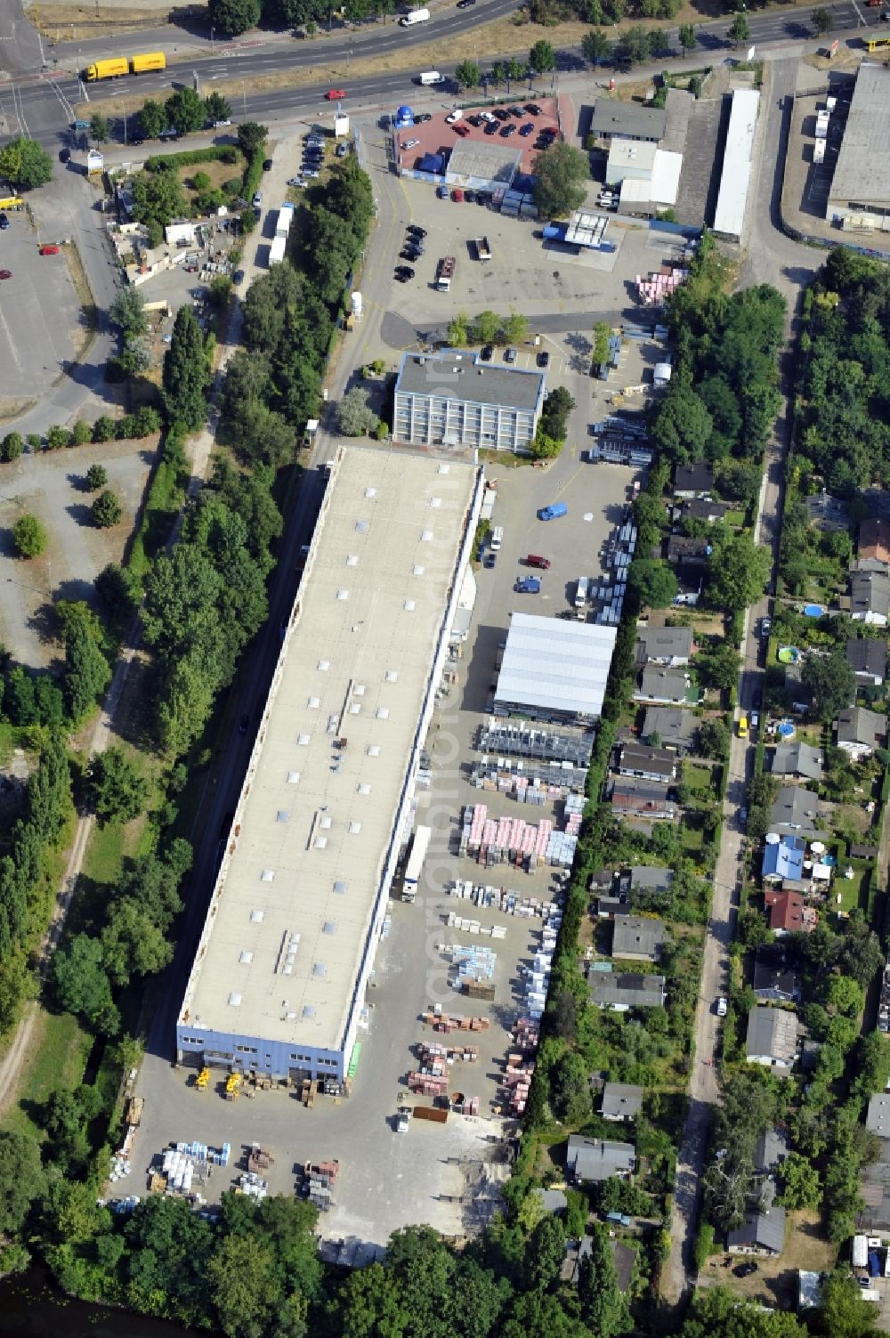 Aerial photograph Berlin - Building and production halls on the premises of Baethge Baustoffe GmbH & Co. KG Am Juliusturm in the district Spandau in Berlin, Germany