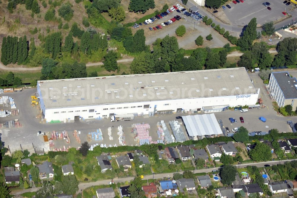 Berlin from the bird's eye view: Building and production halls on the premises of Baethge Baustoffe GmbH & Co. KG Am Juliusturm in the district Spandau in Berlin, Germany