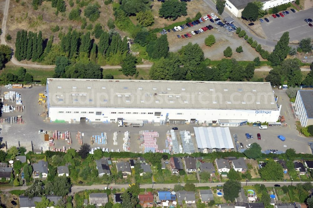 Aerial image Berlin - Building and production halls on the premises of Baethge Baustoffe GmbH & Co. KG Am Juliusturm in the district Spandau in Berlin, Germany