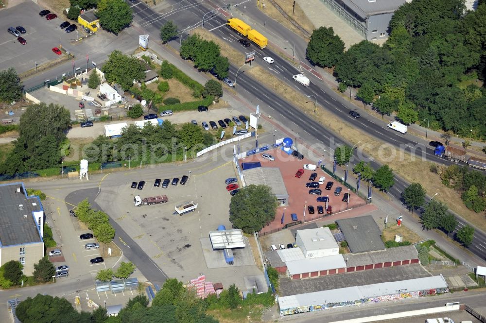 Aerial photograph Berlin - Building and production halls on the premises of Baethge Baustoffe GmbH & Co. KG Am Juliusturm in the district Spandau in Berlin, Germany