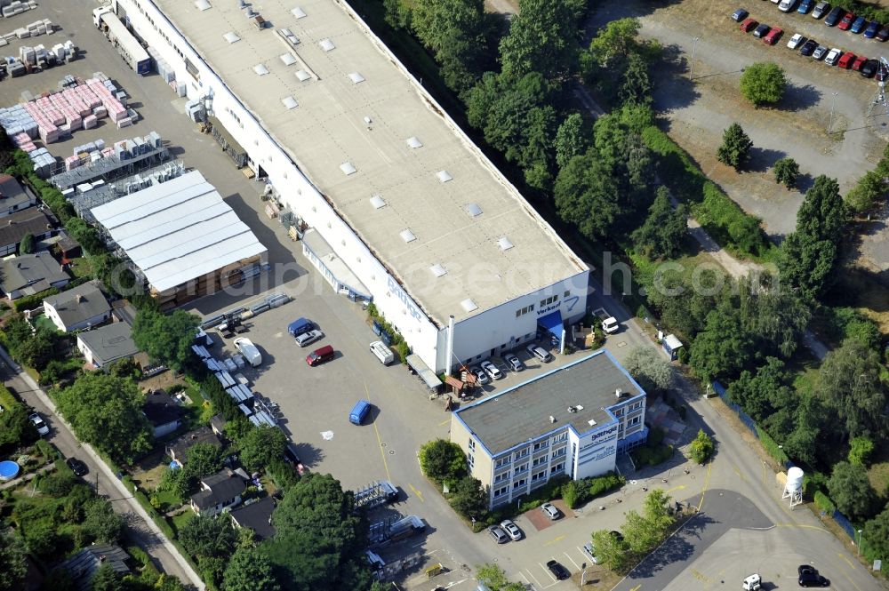 Berlin from the bird's eye view: Building and production halls on the premises of Baethge Baustoffe GmbH & Co. KG Am Juliusturm in the district Spandau in Berlin, Germany