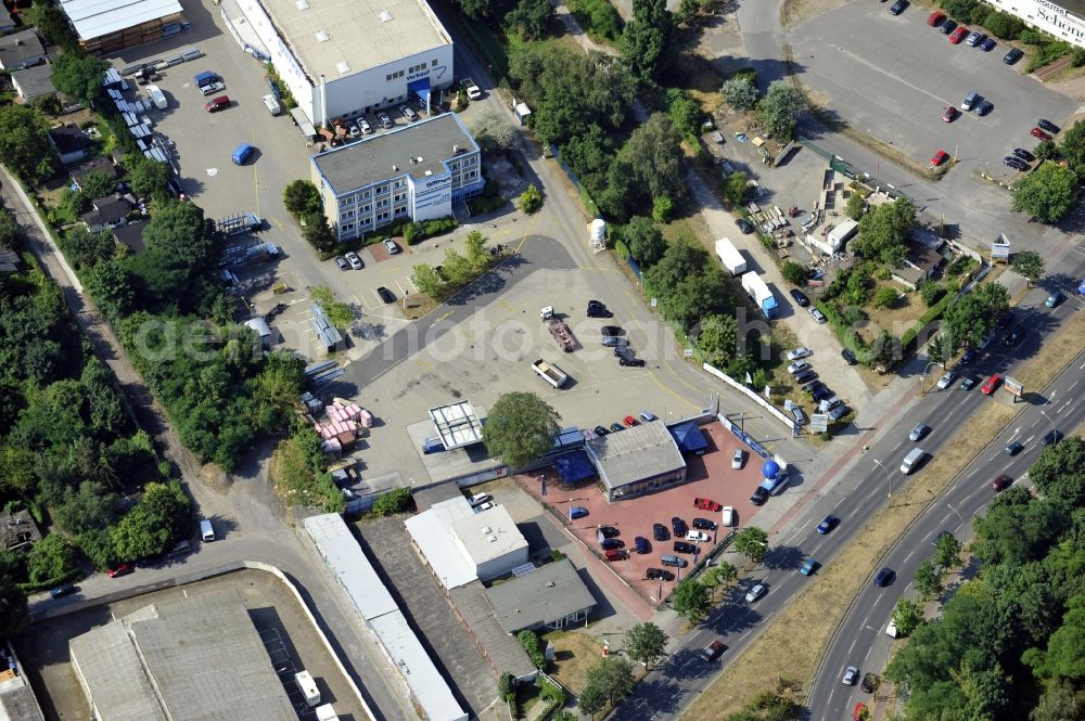 Aerial image Berlin - Building and production halls on the premises of Baethge Baustoffe GmbH & Co. KG Am Juliusturm in the district Spandau in Berlin, Germany