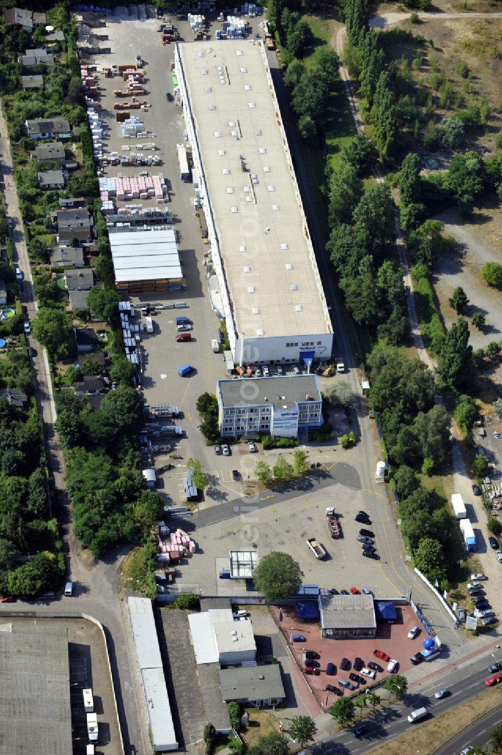 Aerial photograph Berlin - Building and production halls on the premises of Baethge Baustoffe GmbH & Co. KG Am Juliusturm in the district Spandau in Berlin, Germany