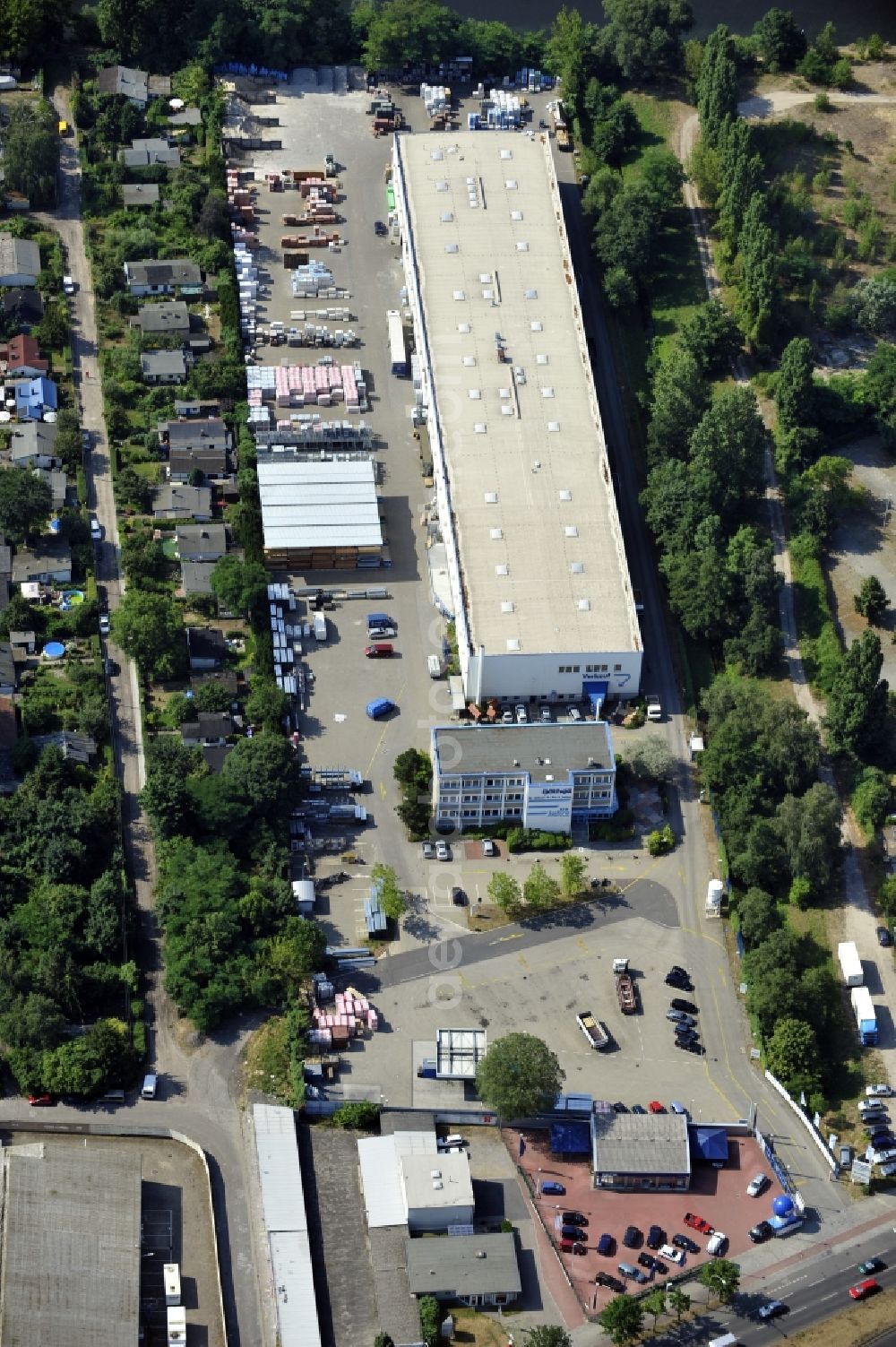 Berlin from above - Building and production halls on the premises of Baethge Baustoffe GmbH & Co. KG Am Juliusturm in the district Spandau in Berlin, Germany