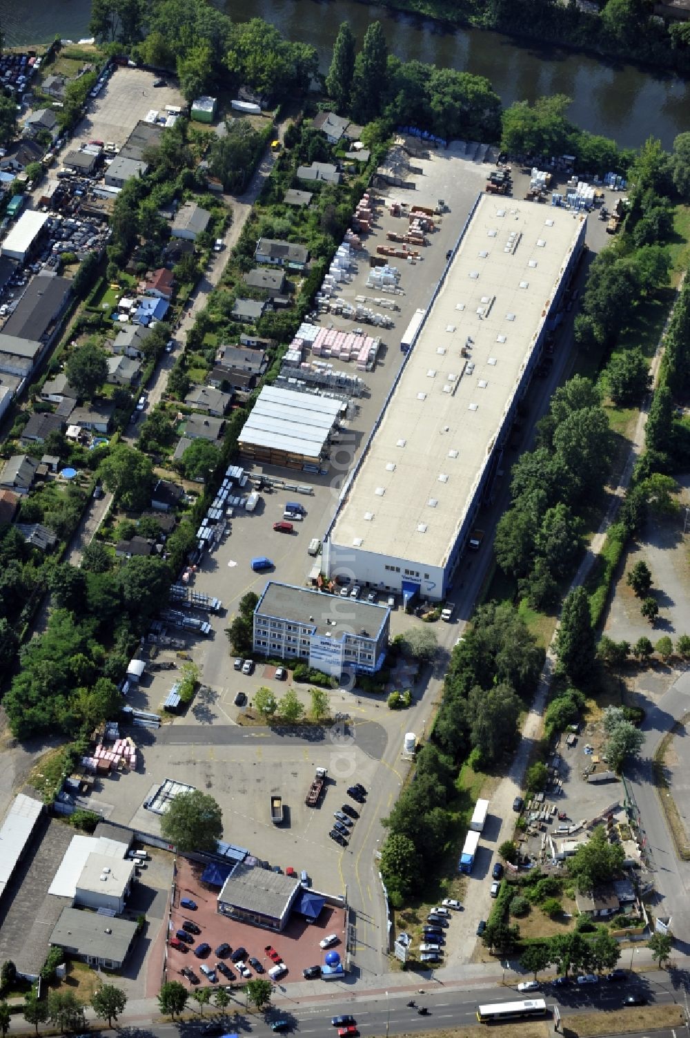 Berlin from the bird's eye view: Building and production halls on the premises of Baethge Baustoffe GmbH & Co. KG Am Juliusturm in the district Spandau in Berlin, Germany