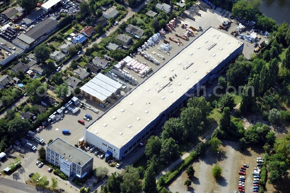 Aerial image Berlin - Building and production halls on the premises of Baethge Baustoffe GmbH & Co. KG Am Juliusturm in the district Spandau in Berlin, Germany