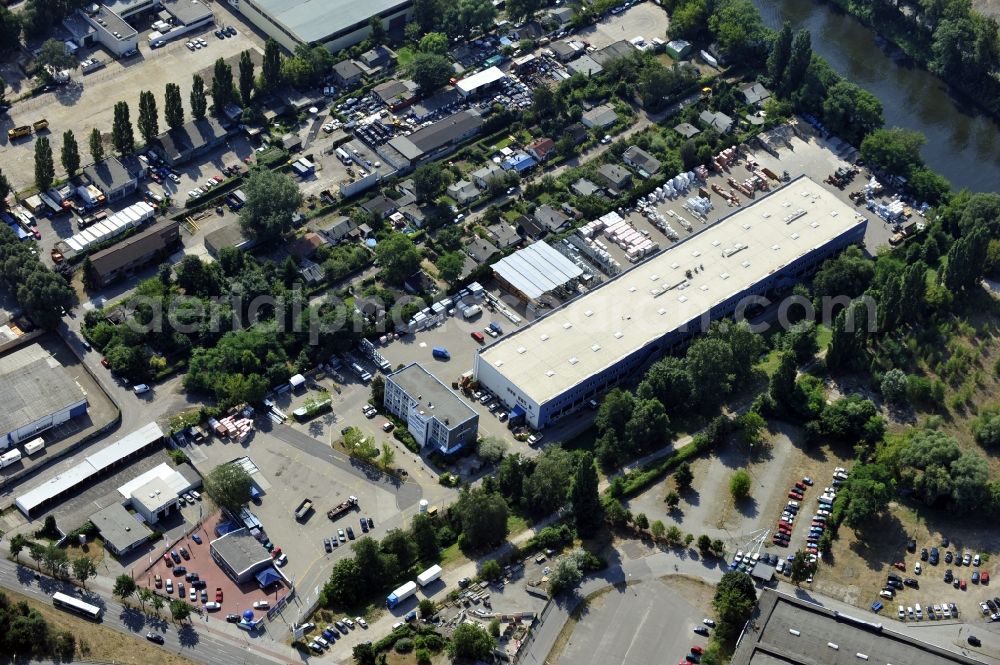 Aerial photograph Berlin - Building and production halls on the premises of Baethge Baustoffe GmbH & Co. KG Am Juliusturm in the district Spandau in Berlin, Germany