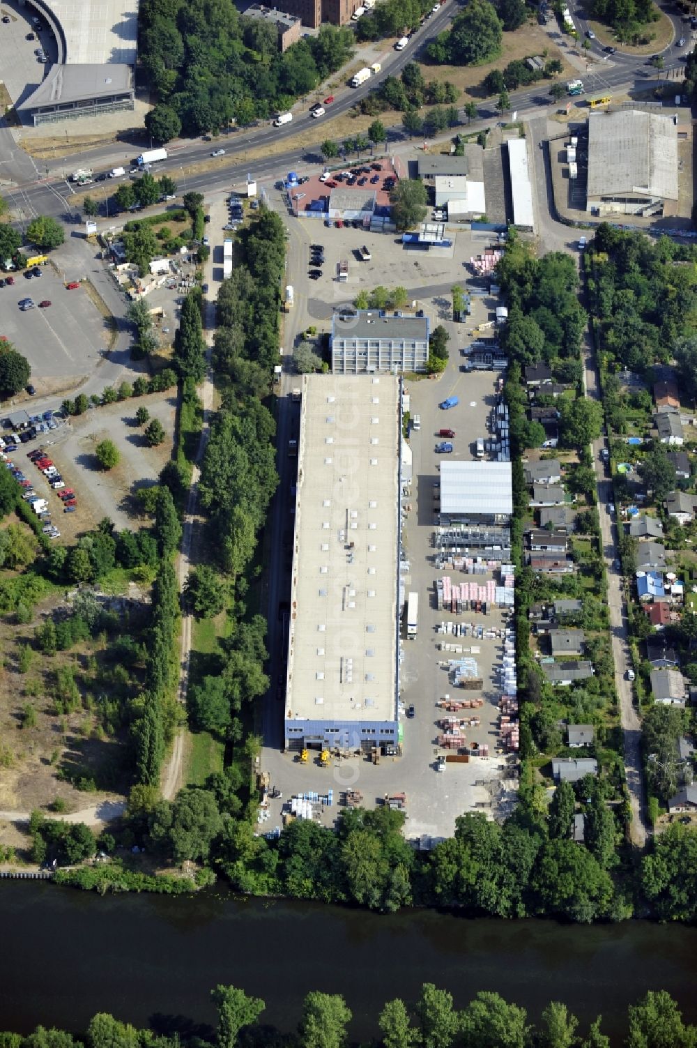 Berlin from the bird's eye view: Building and production halls on the premises of Baethge Baustoffe GmbH & Co. KG Am Juliusturm in the district Spandau in Berlin, Germany