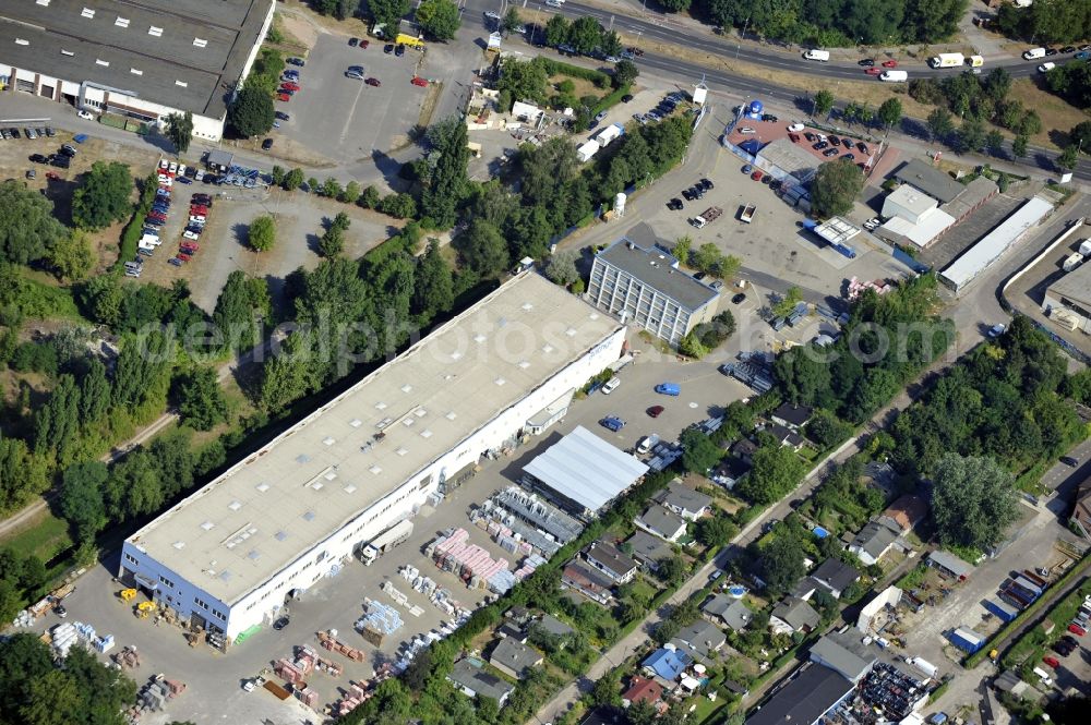 Aerial image Berlin - Building and production halls on the premises of Baethge Baustoffe GmbH & Co. KG Am Juliusturm in the district Spandau in Berlin, Germany