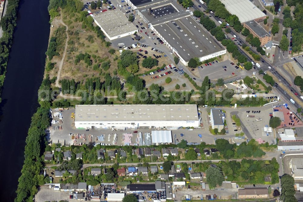 Aerial photograph Berlin - Building and production halls on the premises of Baethge Baustoffe GmbH & Co. KG Am Juliusturm in the district Spandau in Berlin, Germany