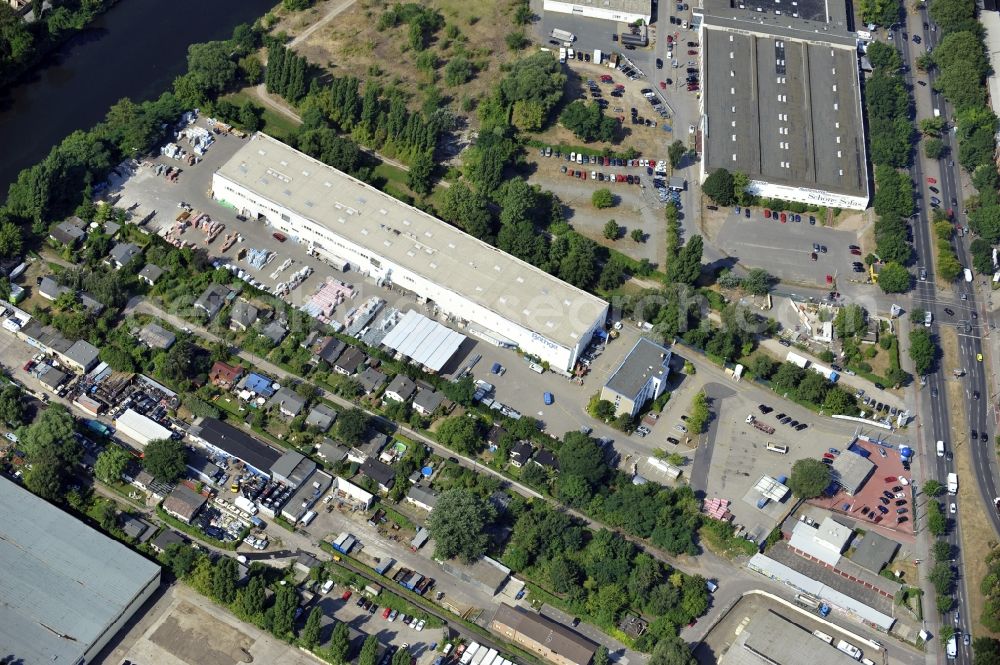 Berlin from the bird's eye view: Building and production halls on the premises of Baethge Baustoffe GmbH & Co. KG Am Juliusturm in the district Spandau in Berlin, Germany