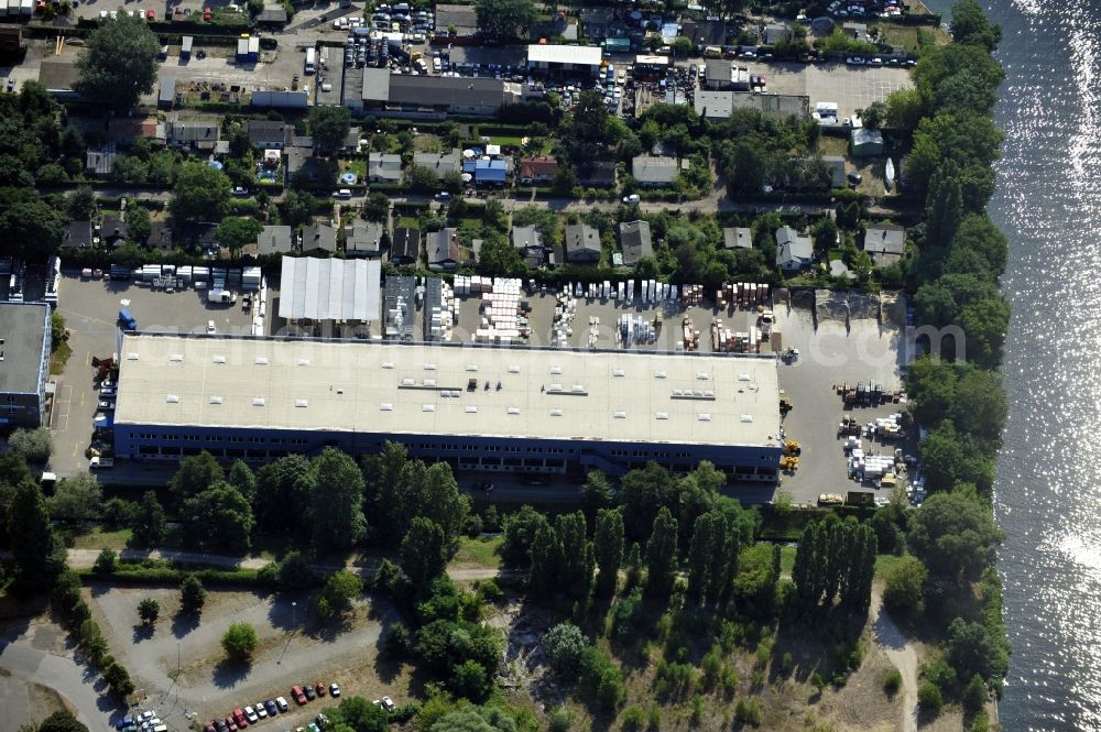 Aerial photograph Berlin - Building and production halls on the premises of Baethge Baustoffe GmbH & Co. KG Am Juliusturm in the district Spandau in Berlin, Germany