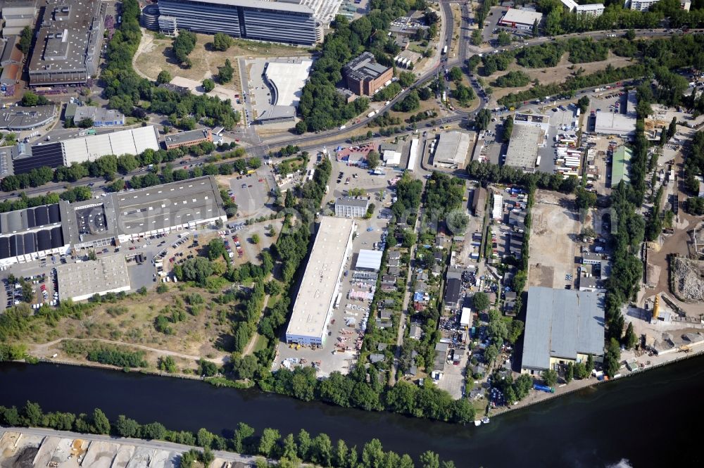 Berlin from the bird's eye view: Building and production halls on the premises of Baethge Baustoffe GmbH & Co. KG Am Juliusturm in the district Spandau in Berlin, Germany