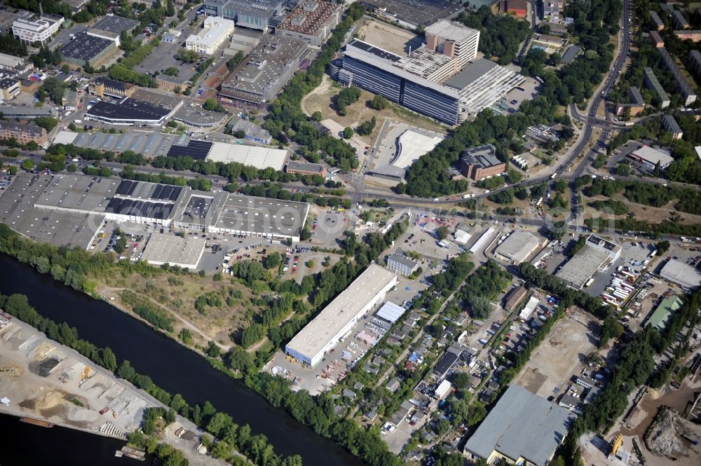 Aerial image Berlin - Building and production halls on the premises of Baethge Baustoffe GmbH & Co. KG Am Juliusturm in the district Spandau in Berlin, Germany