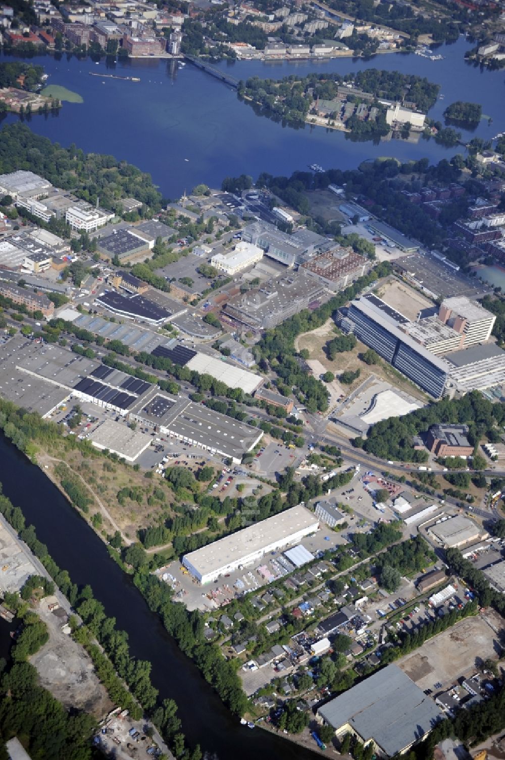 Aerial photograph Berlin - Building and production halls on the premises of Baethge Baustoffe GmbH & Co. KG Am Juliusturm in the district Spandau in Berlin, Germany